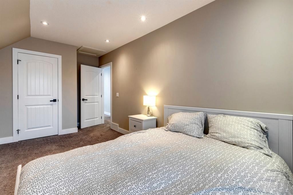 337 3 Avenue Ne, Calgary, AB - Indoor Photo Showing Bedroom