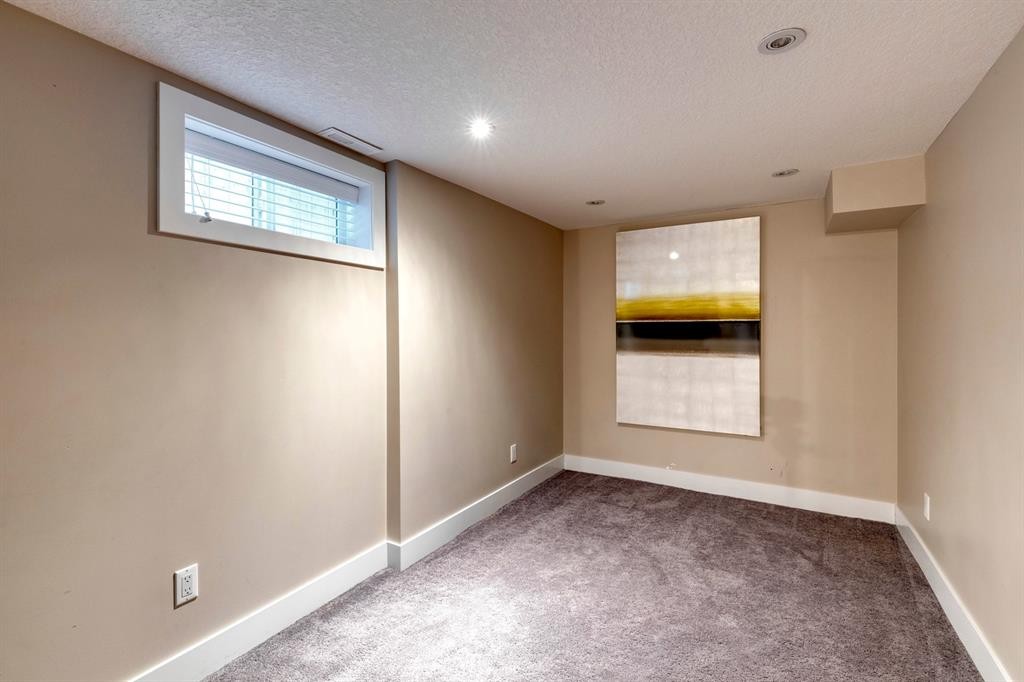 337 3 Avenue Ne, Calgary, AB - Indoor Photo Showing Other Room