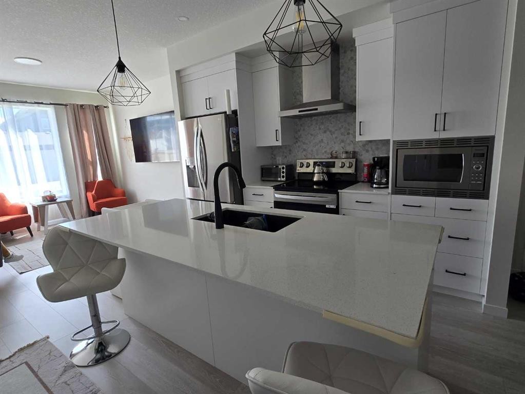 431 Rowmont Boulevard Nw, Calgary, AB - Indoor Photo Showing Kitchen With Upgraded Kitchen