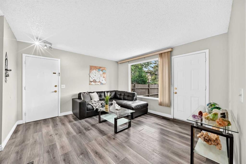 33-175 Manora Place, Calgary, AB - Indoor Photo Showing Living Room