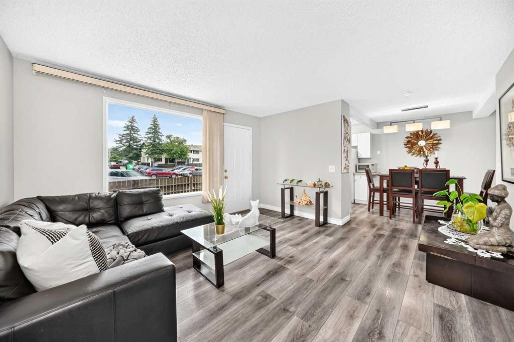 33-175 Manora Place, Calgary, AB - Indoor Photo Showing Living Room