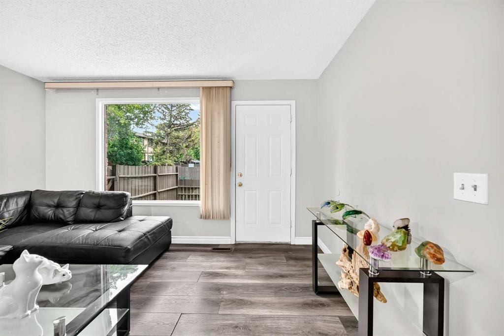 33-175 Manora Place, Calgary, AB - Indoor Photo Showing Living Room