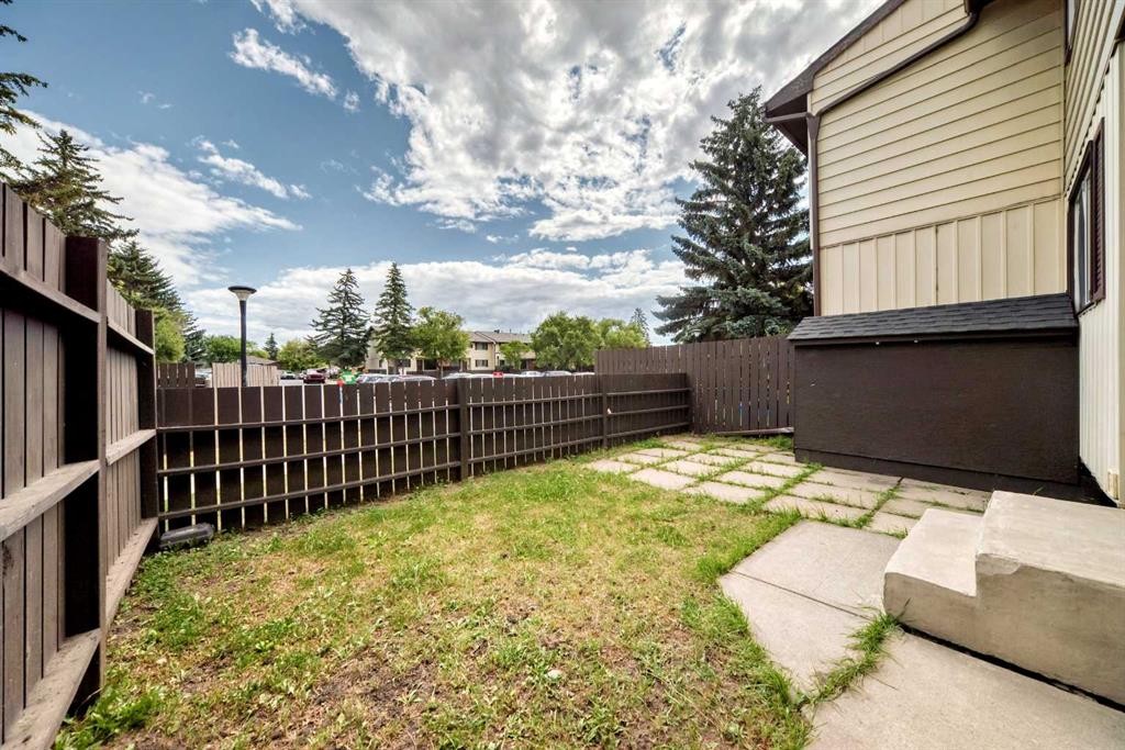 33-175 Manora Place, Calgary, AB - Outdoor