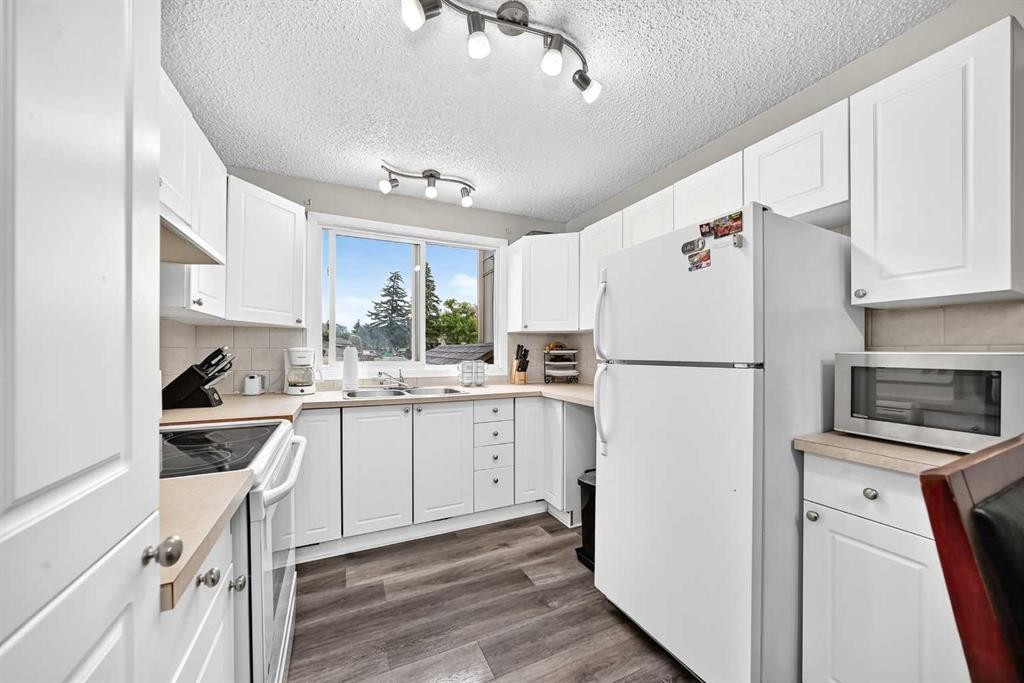 33-175 Manora Place, Calgary, AB - Indoor Photo Showing Kitchen With Double Sink