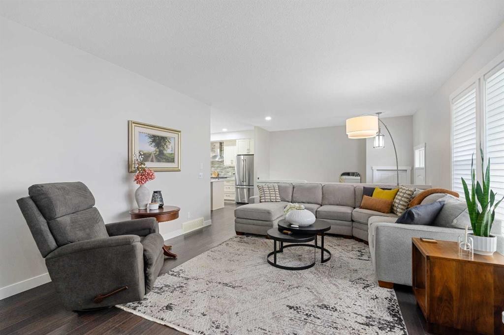 185 Cranbrook Villas Se, Calgary, AB - Indoor Photo Showing Living Room