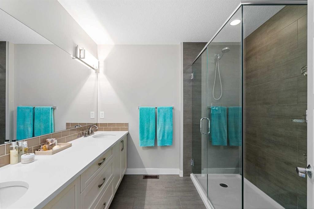 185 Cranbrook Villas Se, Calgary, AB - Indoor Photo Showing Bathroom