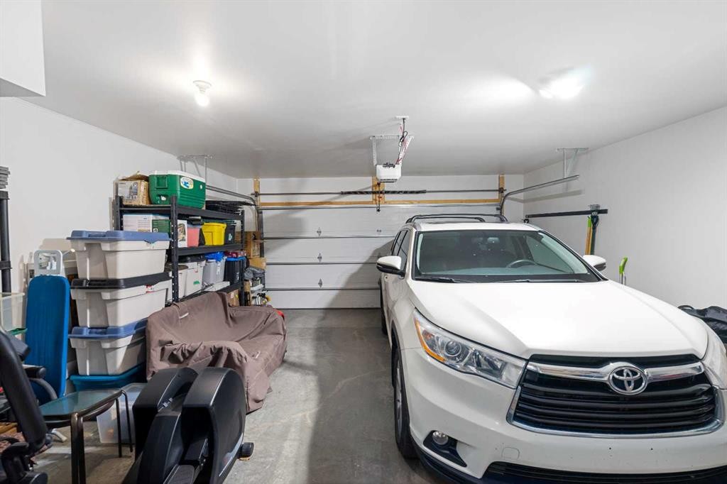 185 Cranbrook Villas Se, Calgary, AB - Indoor Photo Showing Garage