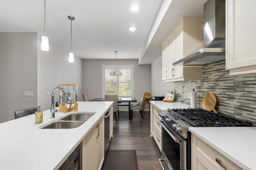 185 Cranbrook Villas Se, Calgary, AB - Indoor Photo Showing Kitchen With Double Sink With Upgraded Kitchen