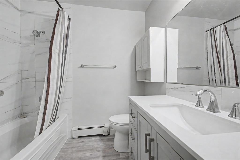 4004 79 Street Nw, Calgary, AB - Indoor Photo Showing Bathroom