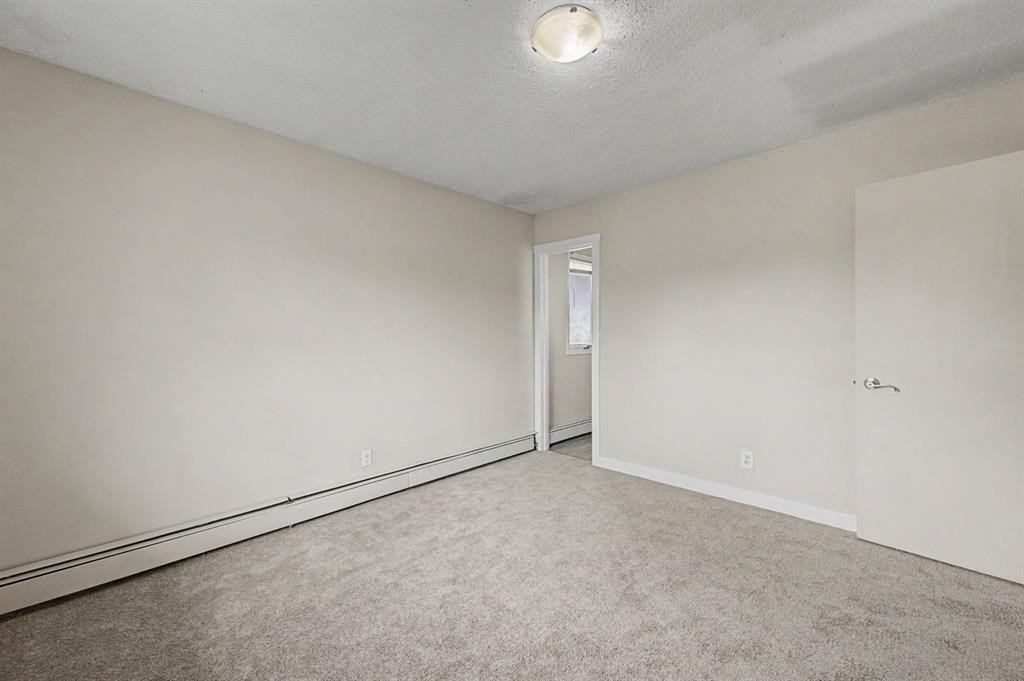 4004 79 Street Nw, Calgary, AB - Indoor Photo Showing Other Room