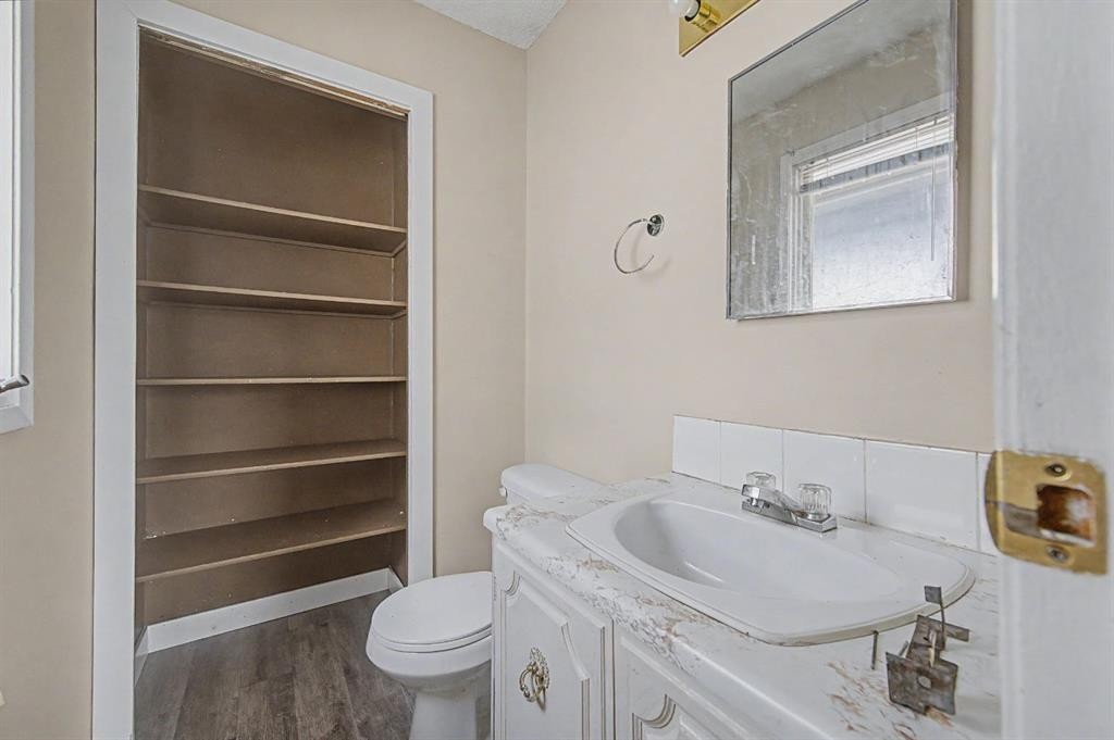 4004 79 Street Nw, Calgary, AB - Indoor Photo Showing Bathroom