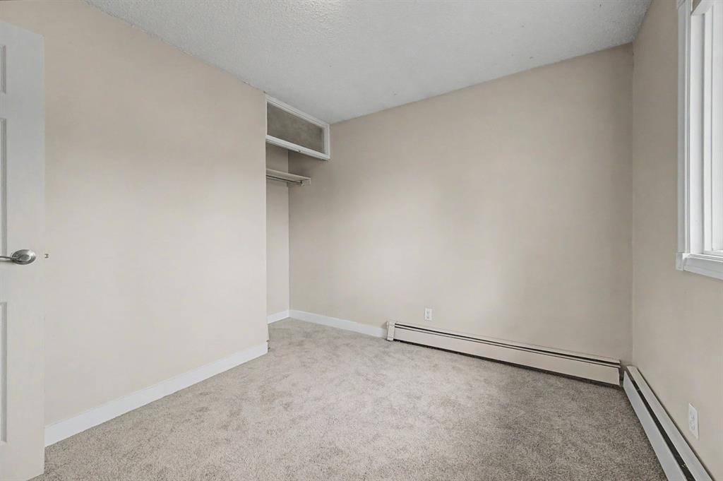 4004 79 Street Nw, Calgary, AB - Indoor Photo Showing Other Room
