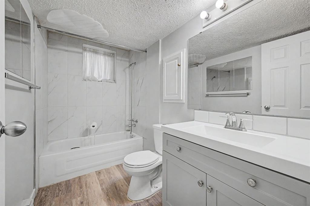 4004 79 Street Nw, Calgary, AB - Indoor Photo Showing Bathroom