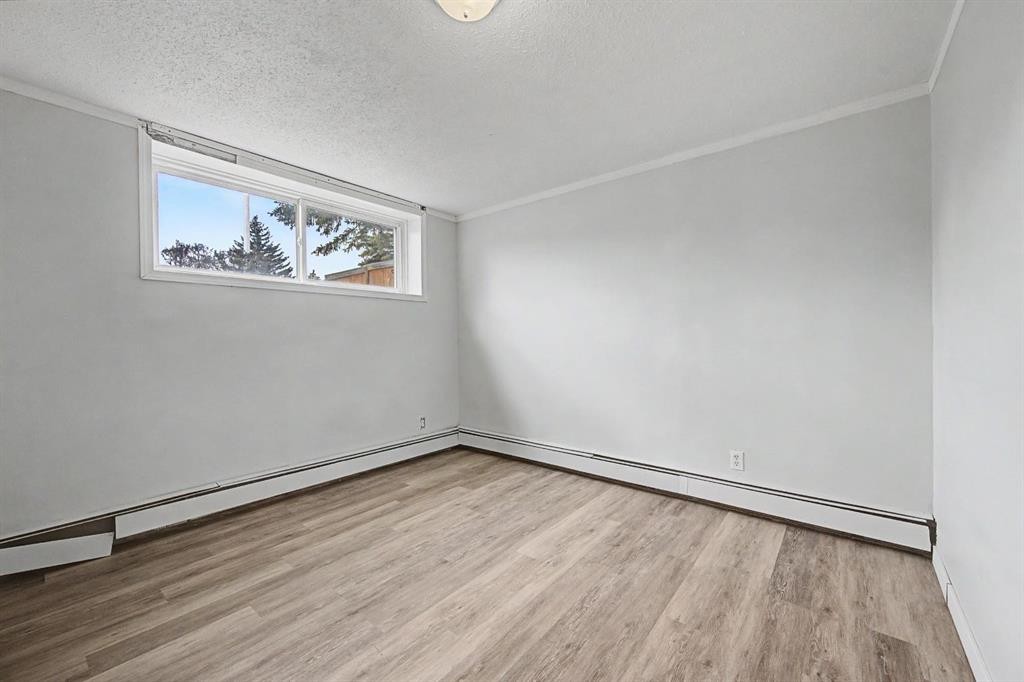4004 79 Street Nw, Calgary, AB - Indoor Photo Showing Other Room