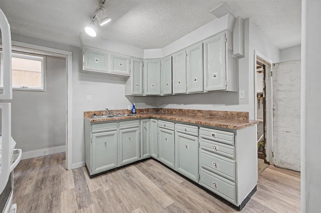 4004 79 Street Nw, Calgary, AB - Indoor Photo Showing Kitchen
