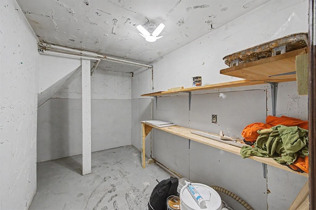 4004 79 Street Nw, Calgary, AB - Indoor Photo Showing Garage