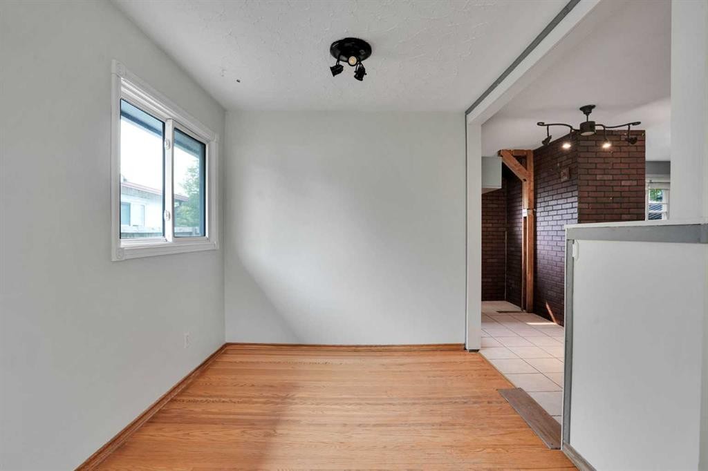 5404 Valentine Crescent Se, Calgary, AB - Indoor Photo Showing Other Room