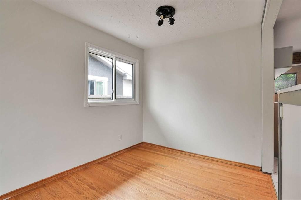 5404 Valentine Crescent Se, Calgary, AB - Indoor Photo Showing Other Room