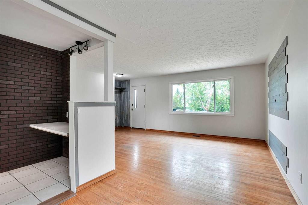 5404 Valentine Crescent Se, Calgary, AB - Indoor Photo Showing Other Room
