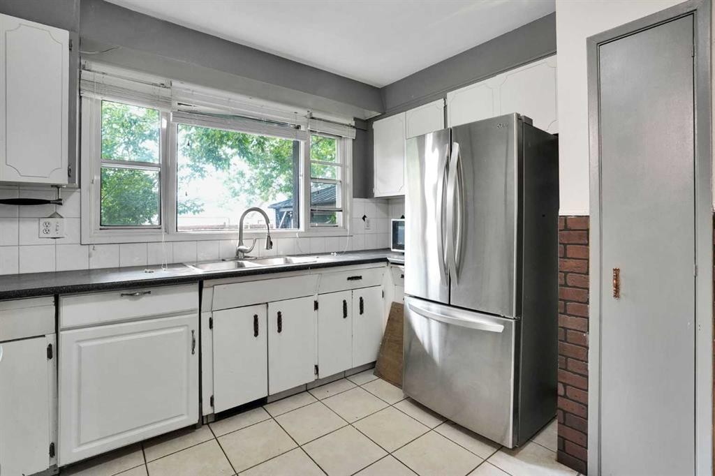 5404 Valentine Crescent Se, Calgary, AB - Indoor Photo Showing Kitchen