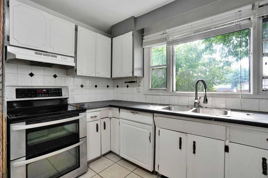 5404 Valentine Crescent Se, Calgary, AB - Indoor Photo Showing Kitchen With Double Sink