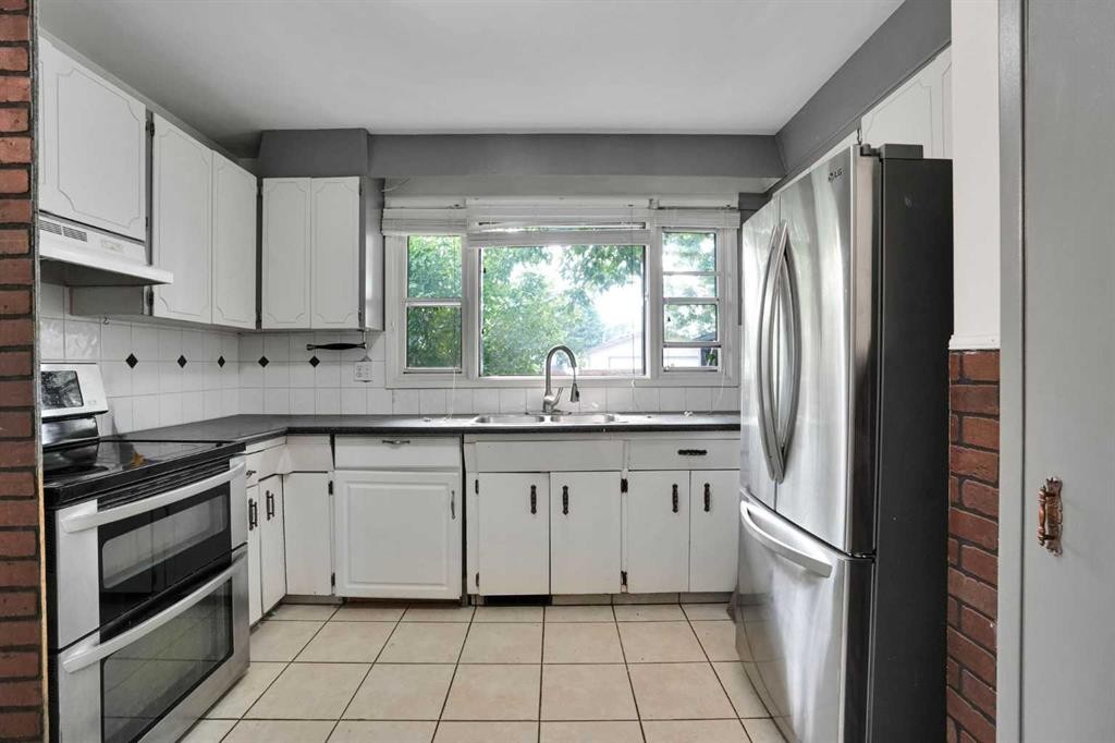 5404 Valentine Crescent Se, Calgary, AB - Indoor Photo Showing Kitchen With Double Sink