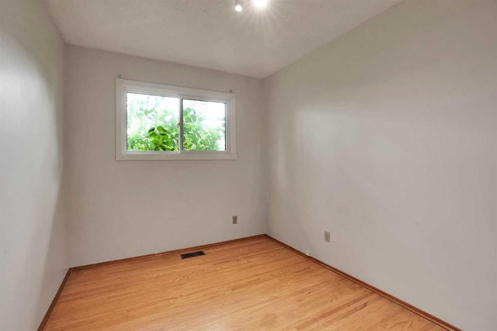 5404 Valentine Crescent Se, Calgary, AB - Indoor Photo Showing Other Room