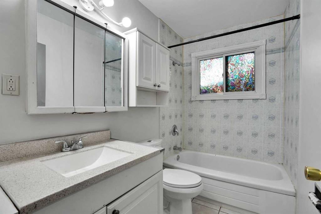 5404 Valentine Crescent Se, Calgary, AB - Indoor Photo Showing Bathroom
