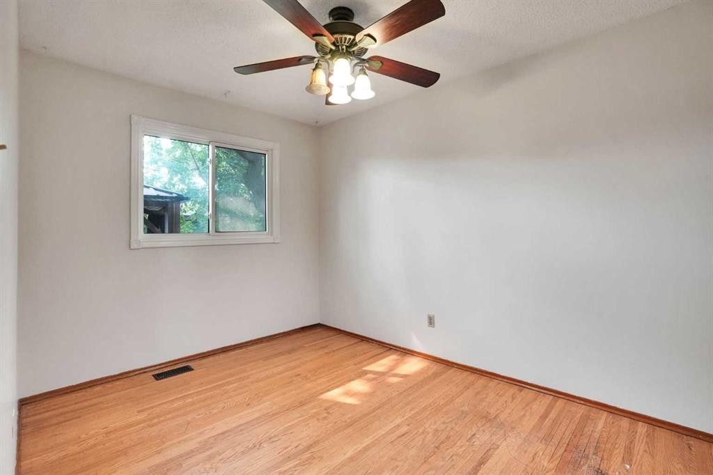 5404 Valentine Crescent Se, Calgary, AB - Indoor Photo Showing Other Room