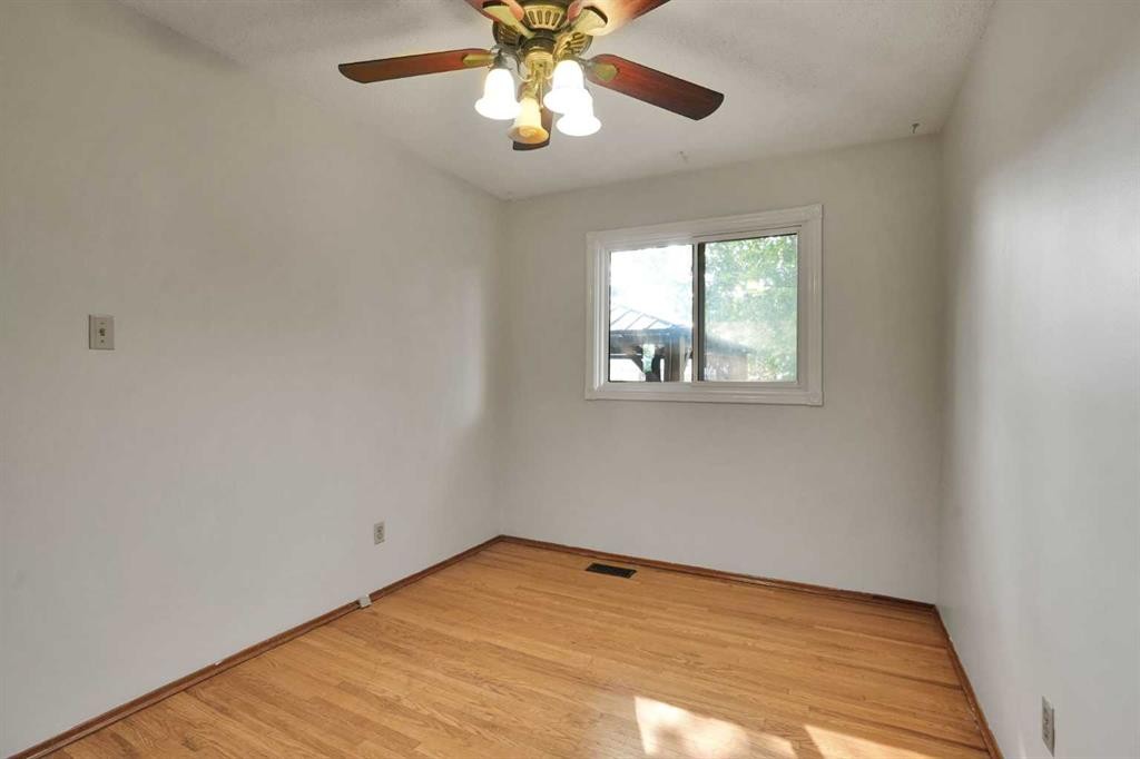 5404 Valentine Crescent Se, Calgary, AB - Indoor Photo Showing Other Room