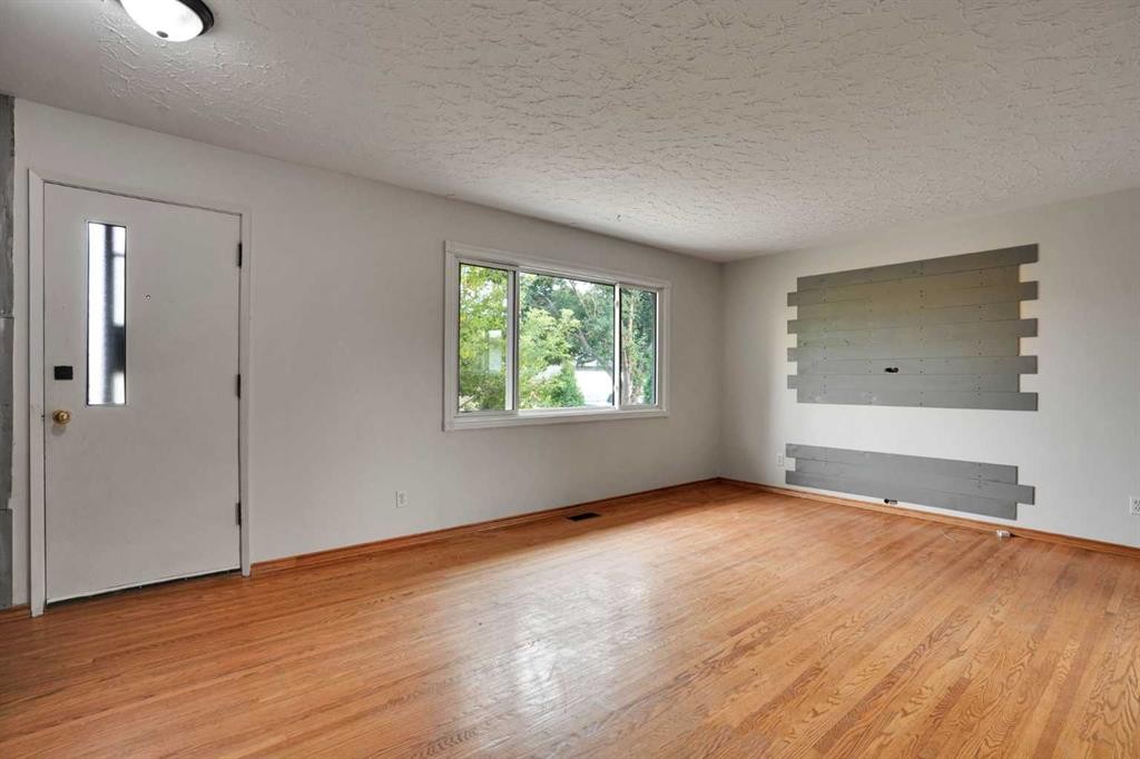5404 Valentine Crescent Se, Calgary, AB - Indoor Photo Showing Other Room