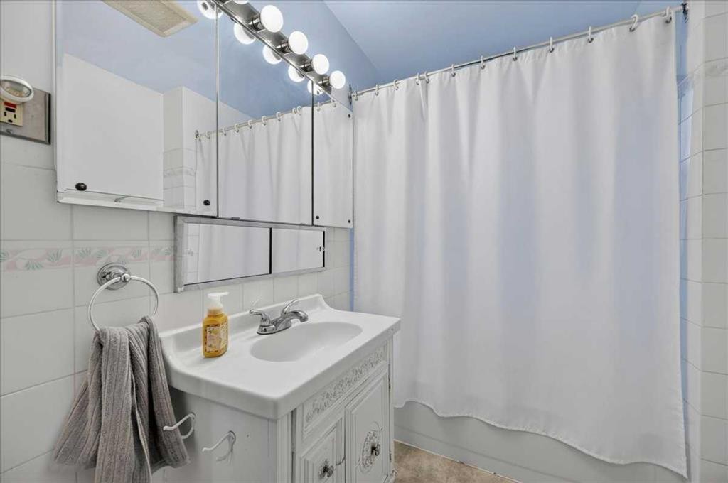 1739 19 Avenue Nw, Calgary, AB - Indoor Photo Showing Bathroom