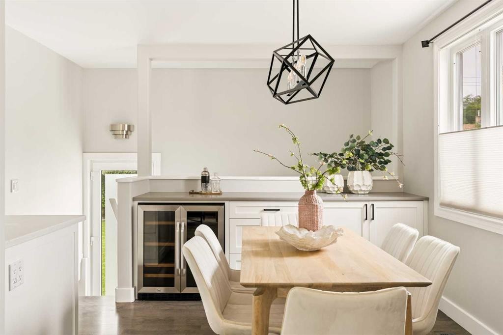 27 Gateway Drive Sw, Calgary, AB - Indoor Photo Showing Dining Room