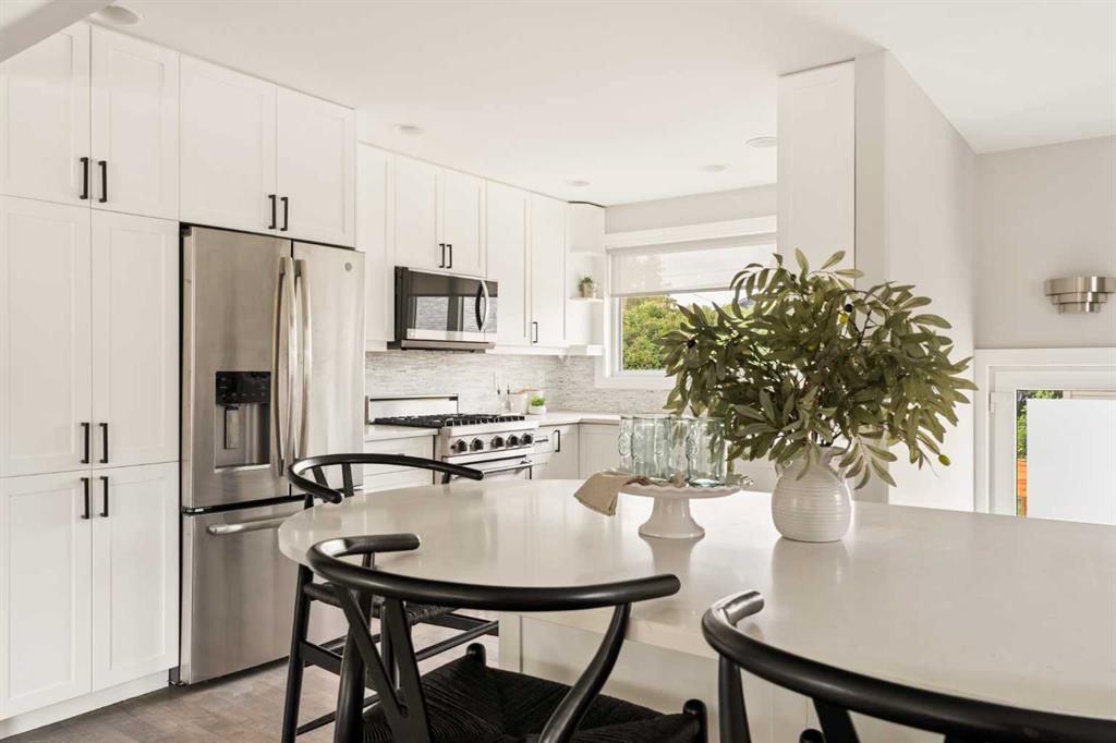 27 Gateway Drive Sw, Calgary, AB - Indoor Photo Showing Kitchen With Upgraded Kitchen