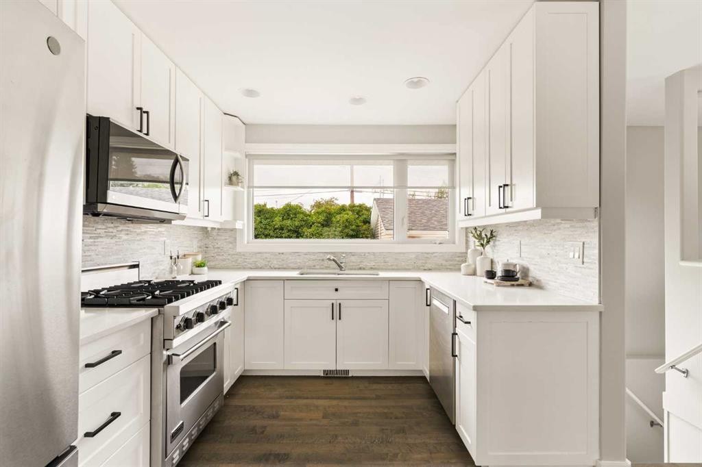 27 Gateway Drive Sw, Calgary, AB - Indoor Photo Showing Kitchen With Upgraded Kitchen