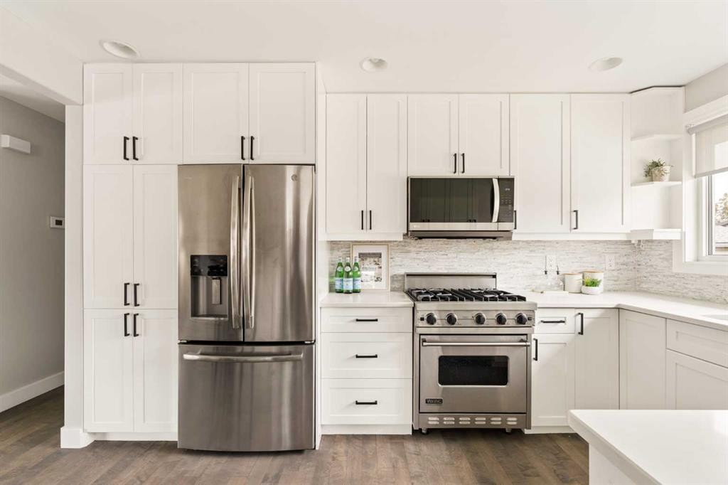 27 Gateway Drive Sw, Calgary, AB - Indoor Photo Showing Kitchen With Upgraded Kitchen