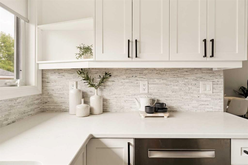 27 Gateway Drive Sw, Calgary, AB - Indoor Photo Showing Kitchen With Upgraded Kitchen