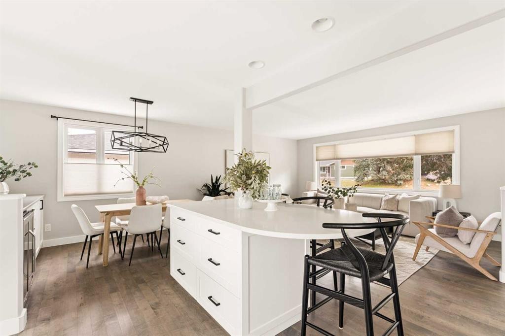 27 Gateway Drive Sw, Calgary, AB - Indoor Photo Showing Dining Room