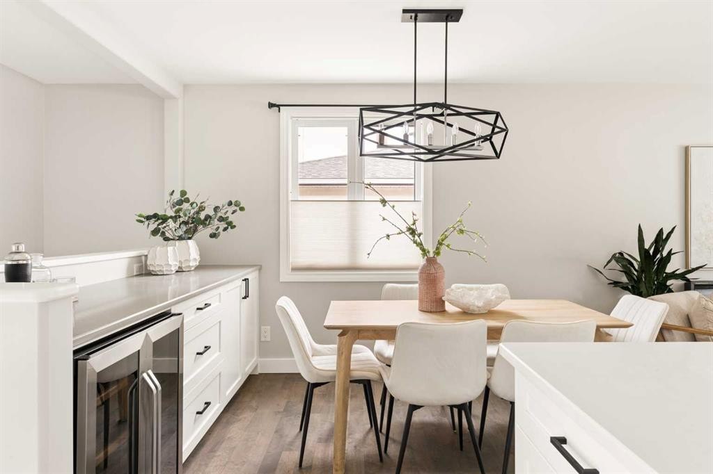 27 Gateway Drive Sw, Calgary, AB - Indoor Photo Showing Dining Room
