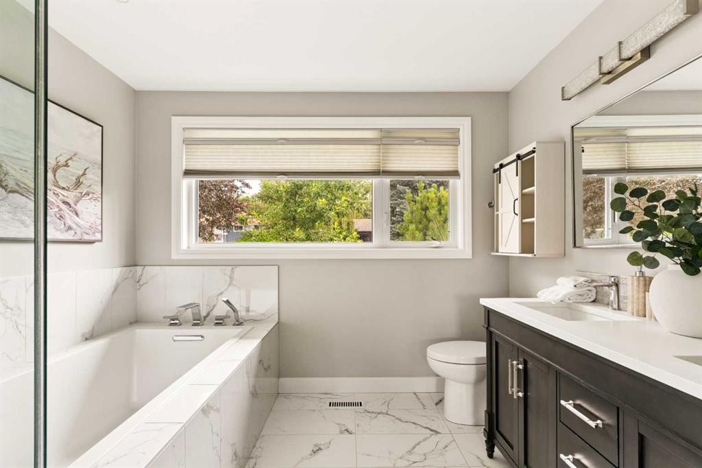 27 Gateway Drive Sw, Calgary, AB - Indoor Photo Showing Bathroom