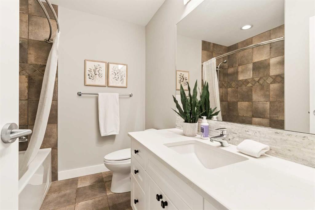 27 Gateway Drive Sw, Calgary, AB - Indoor Photo Showing Bathroom