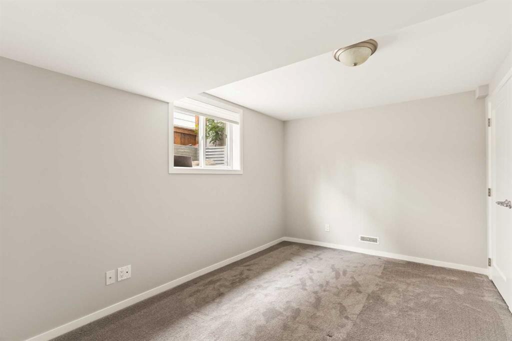 27 Gateway Drive Sw, Calgary, AB - Indoor Photo Showing Other Room