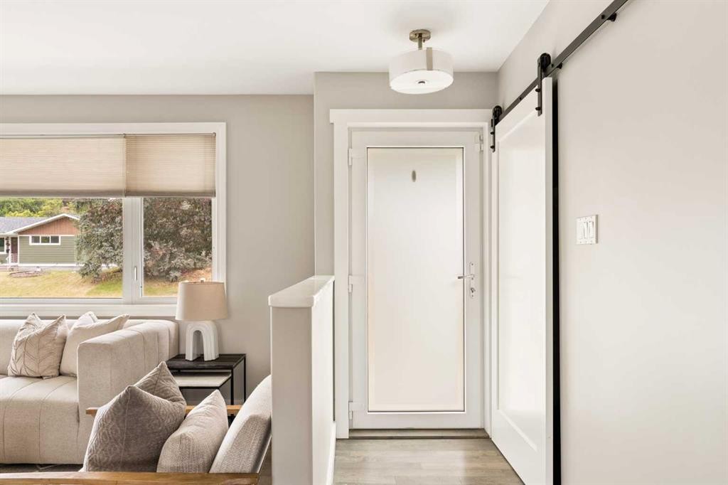 27 Gateway Drive Sw, Calgary, AB - Indoor Photo Showing Other Room