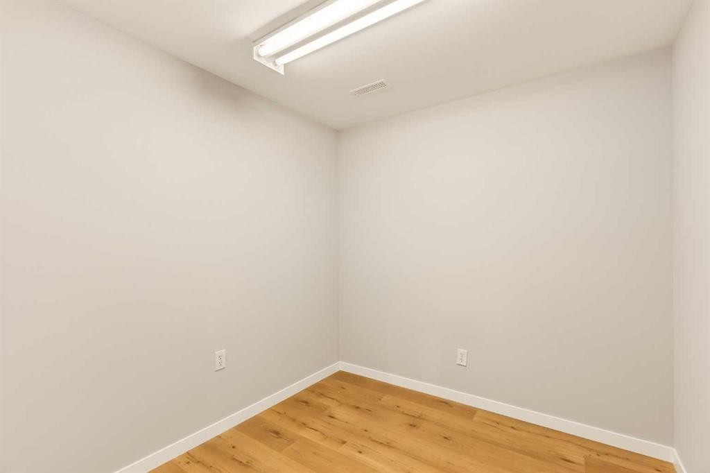 27 Gateway Drive Sw, Calgary, AB - Indoor Photo Showing Other Room