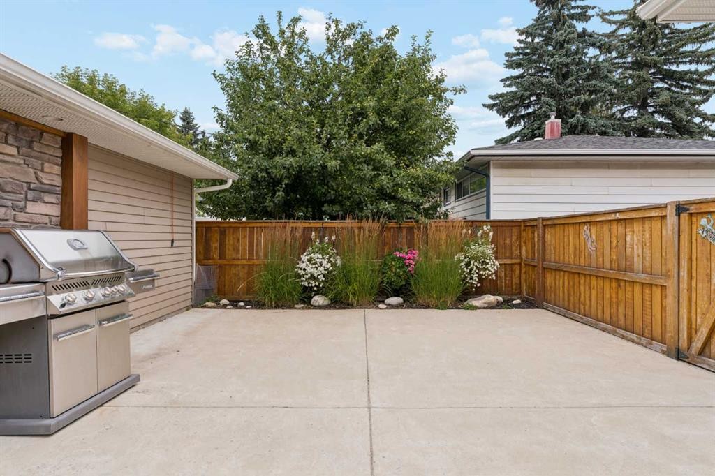 27 Gateway Drive Sw, Calgary, AB - Outdoor With Exterior