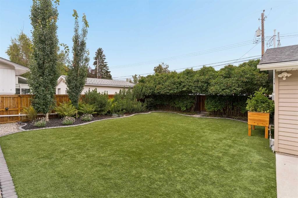 27 Gateway Drive Sw, Calgary, AB - Outdoor With Backyard