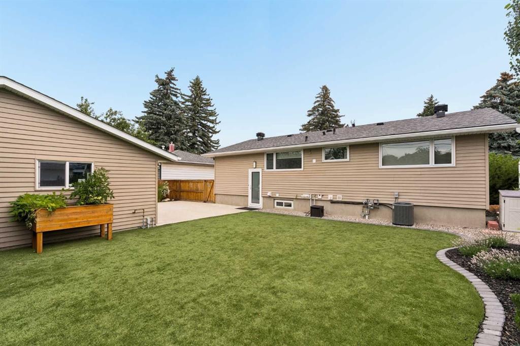 27 Gateway Drive Sw, Calgary, AB - Outdoor With Exterior
