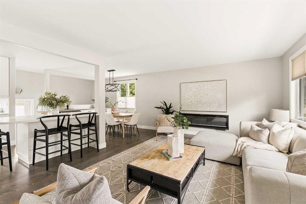 27 Gateway Drive Sw, Calgary, AB - Indoor Photo Showing Living Room