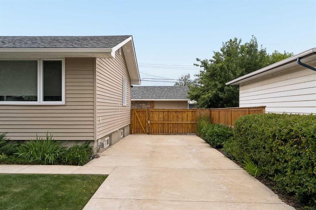 27 Gateway Drive Sw, Calgary, AB - Outdoor With Exterior