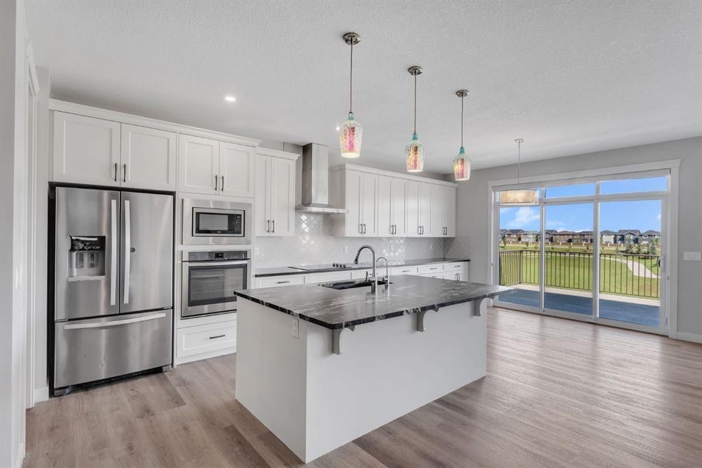 40 Evansfield Manor Nw, Calgary, AB - Indoor Photo Showing Kitchen With Upgraded Kitchen